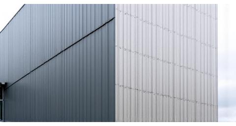 Moderne bygningsfacade med metallisk maling